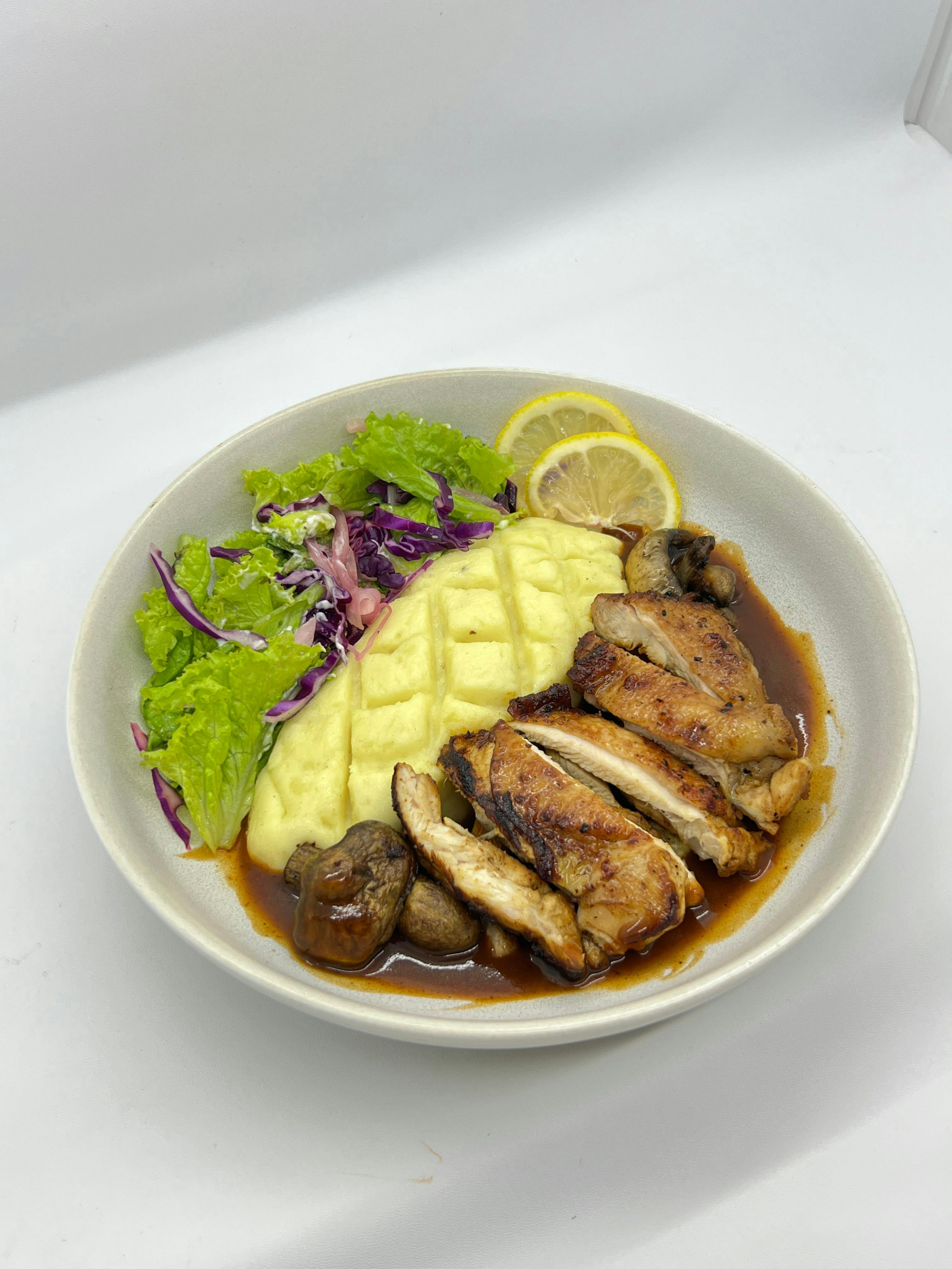 무료 구운 닭고기, 으깬 감자, 신선한 샐러드를 소스와 함께 곁들인 맛있는 요리입니다. 스톡 사진