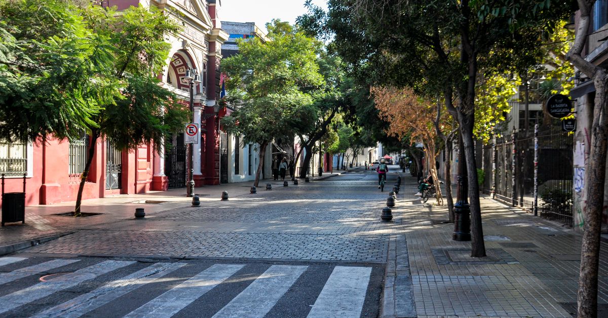 Casas coloridas e murais de rua no bairro de Bellavista, em Santiago