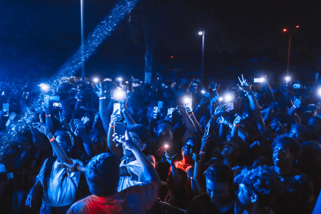 бесплатная Люди собираются на концерт в ночное время Стоковое фото