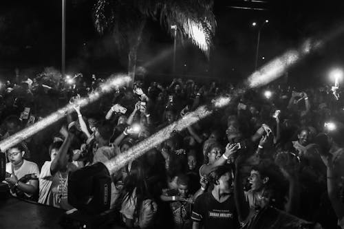 Photo En Niveaux De Gris De Personnes Se Rassemblant En Concert