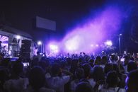 在充满活力的夜间音乐会现场，舞台灯光缤纷，观众们正享受着音乐