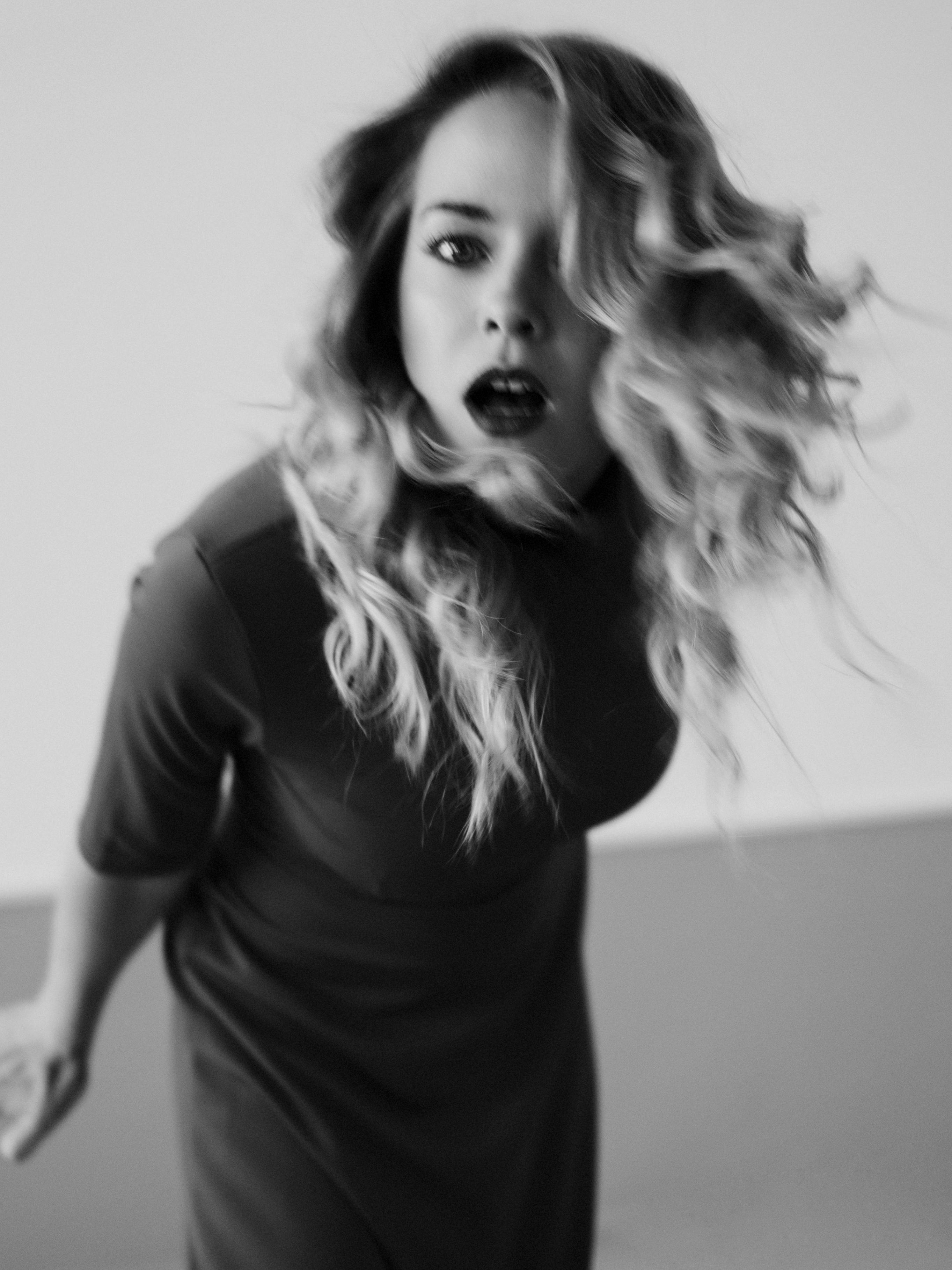 De franc Dona Meravellada Amb Els Cabells Llargs Al Carrer Foto d'estoc