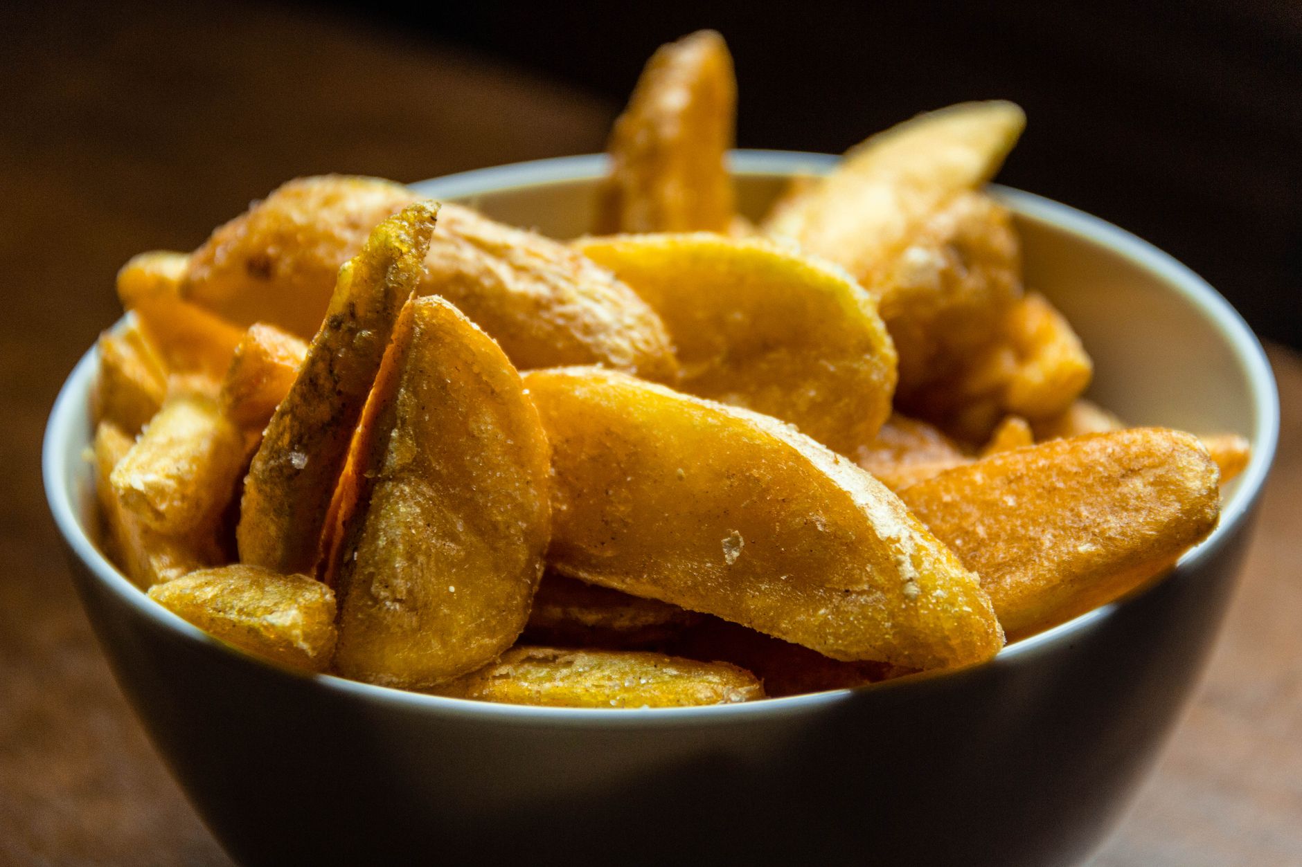 Patatas frescas variedad Agria listas para freír, crujientes y doradas