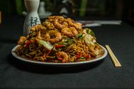 这道美味的亚洲风味面条，上面撒着虾和蔬菜，非常适合美食爱好者