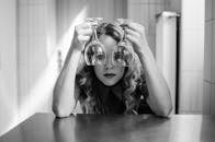 这幅创意黑白肖像中，一位手持两个酒杯的女子营造出独特的艺术效果