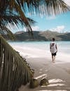 在多米尼加共和国萨马纳的普拉亚林孔宁静海滩上，一名男子正在漫步