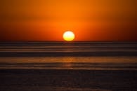 令人惊叹的日落在宁静的大西洋，科洛尼亚德尔萨克拉门托，乌拉圭