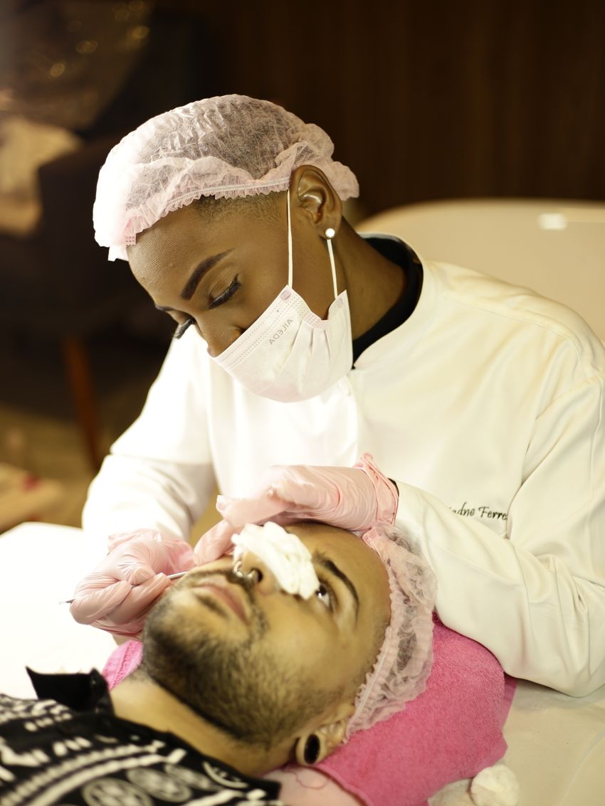 Tratamento facial em cliente masculino