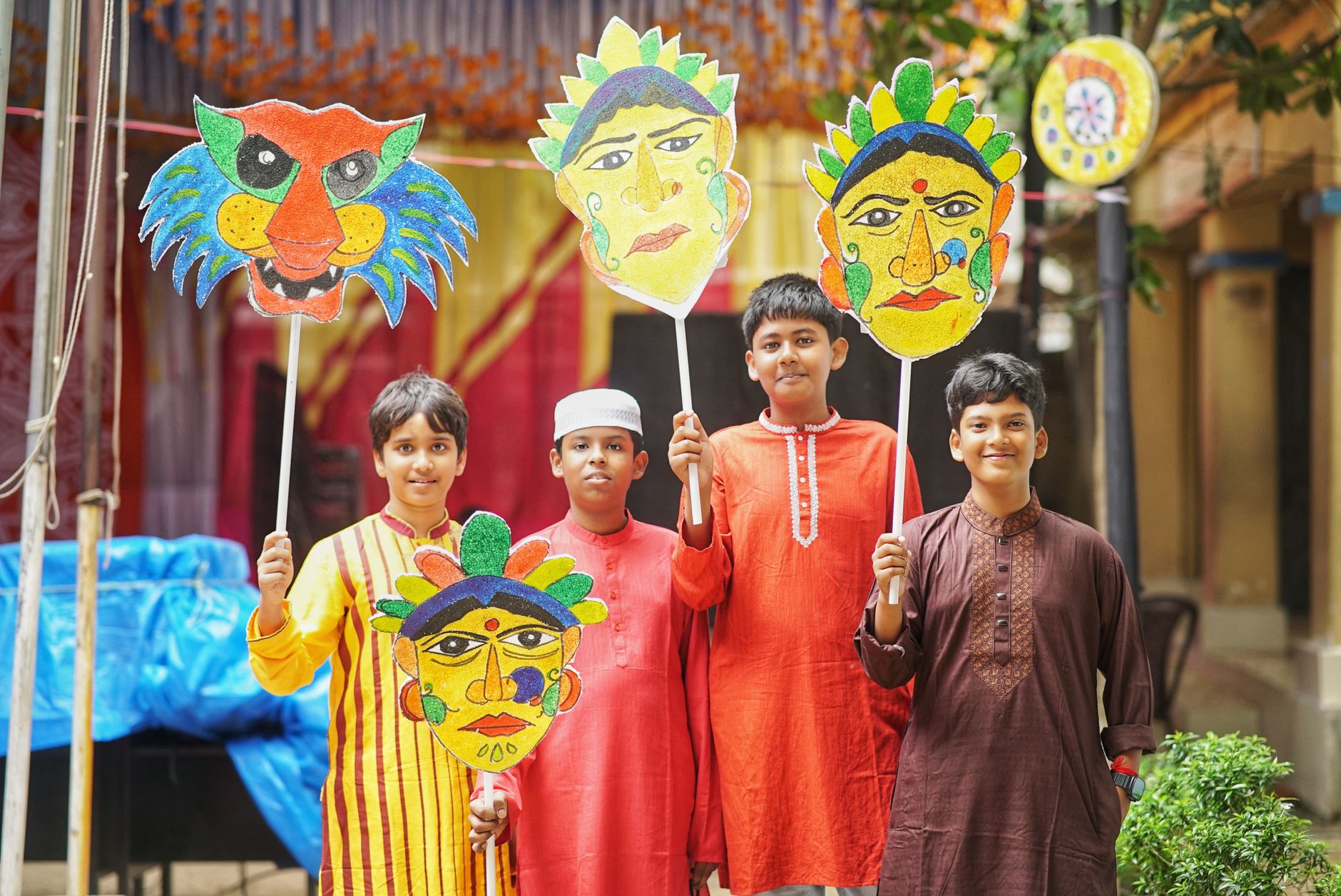 একজন খেলোয়াড় কাগজে ক্ষতির সীমা লিখছেন, পাশে বন্ধ করা ক্যাসিনো অ্যাপের ফোন