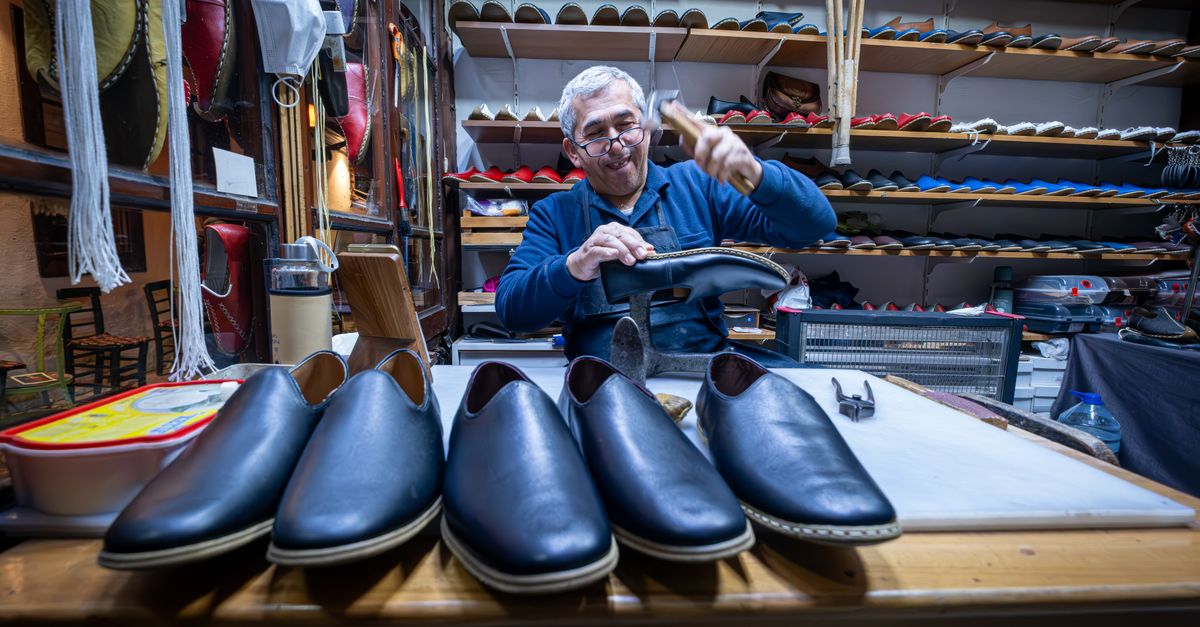 An artisan in Safranbolu, Türkiye, crafting leather shoes by hand, showcasing traditional shoemaking skills.