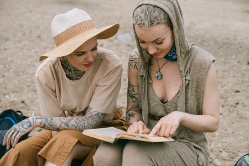Imagine de stoc gratuită din citind o carte, femei, pălărie