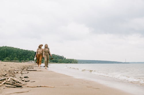 两个女人在沙滩上行走