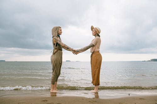 Mulheres De Mãos Dadas Na Praia