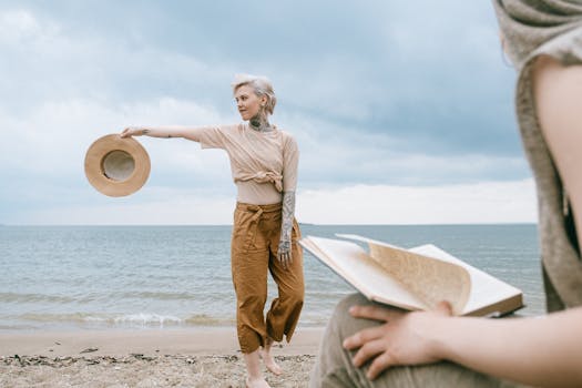 两个朋友在海滩上平静地度过了一天，一个戴着帽子，另一个在读书