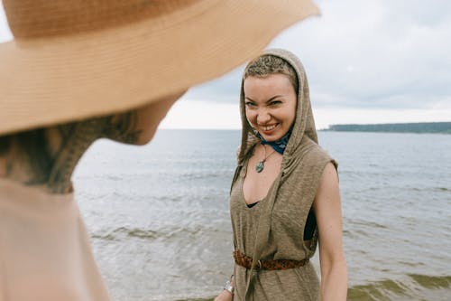 Vrouw Die Mouwloze Jurk En Bruine Hijab Draagt Terwijl Hij Op Het Strand Staat