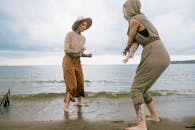 两名妇女在海边的沙滩上愉快地活动