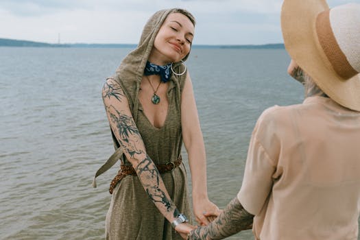 一对幸福的夫妇手牵着手，微笑着在海滩上享受宁静的时刻