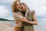 一对情侣在宁静的海滩上相拥，捕捉这温柔时刻的情感与联系