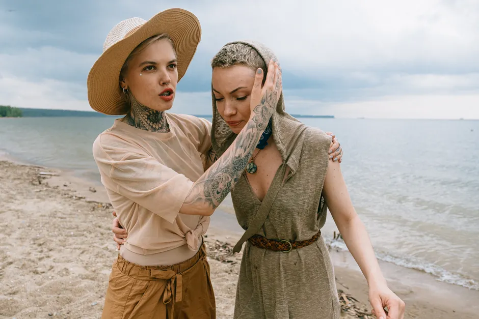 Groupe de jeunes adultes à la plage affichant leurs tatouages éphémères personnalisés sur bras et chevilles.