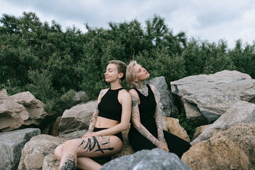 Frauen Sitzen Auf Felsen