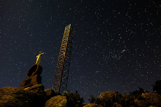 从下方仰望，金属无线电塔在星空映衬下显得格外壮丽