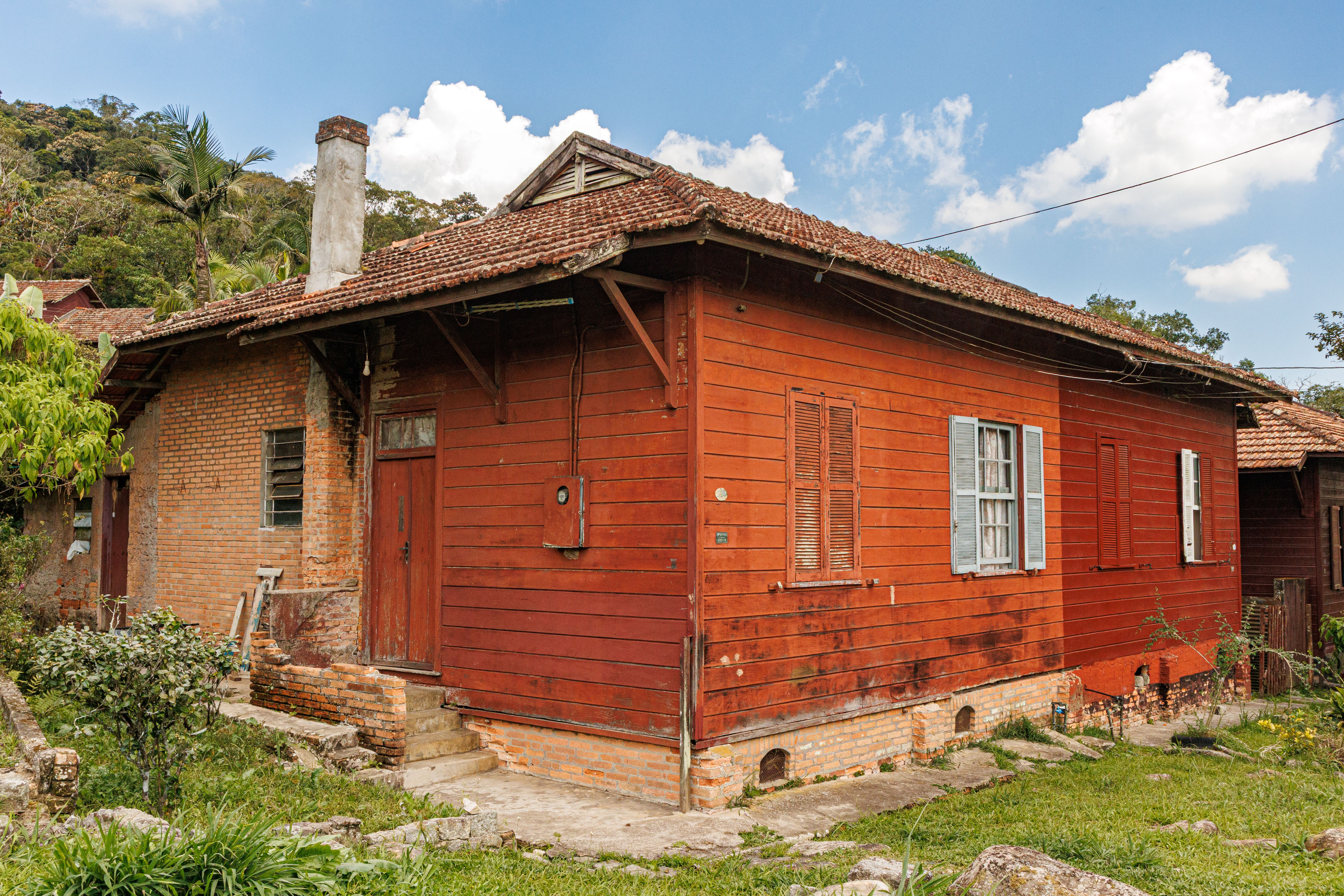 ฟรี บ้านไม้สีแดงสุดคลาสสิกในเมืองปารานาปิอาคาบา รัฐเซาเปาโล การผสมผสานที่ลงตัวระหว่างประวัติศาสตร์และสถาปัตยกรรม คลังภาพถ่าย