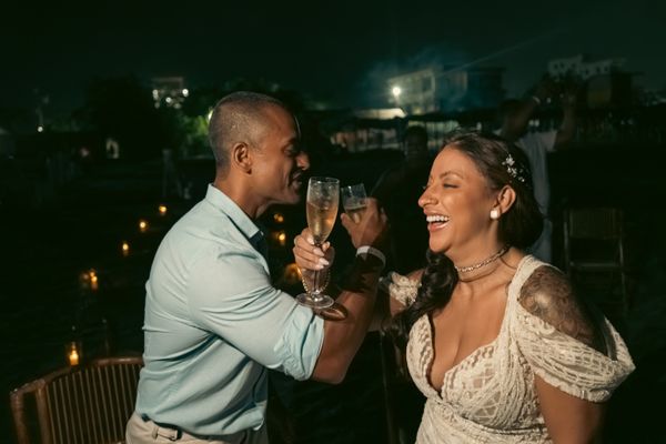 Couple trinquant au champagne en soirée