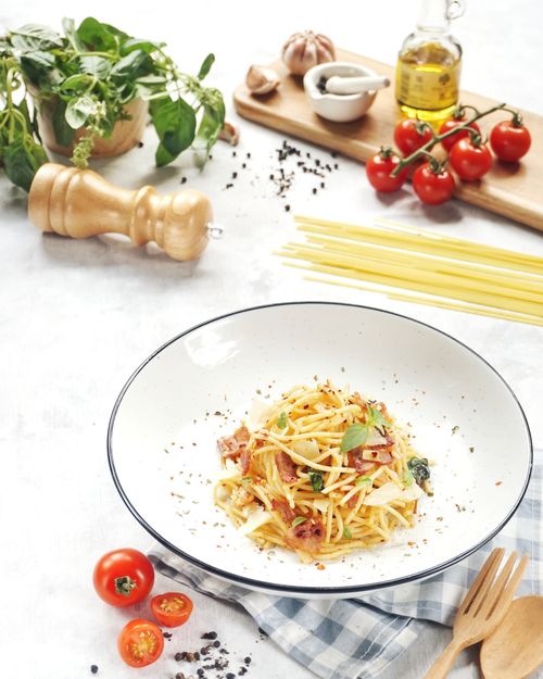 Free Appetizing spaghetti aglio e olio on a table with fresh ingredients. Perfect for Italian cuisine stock photos. Stock Photo