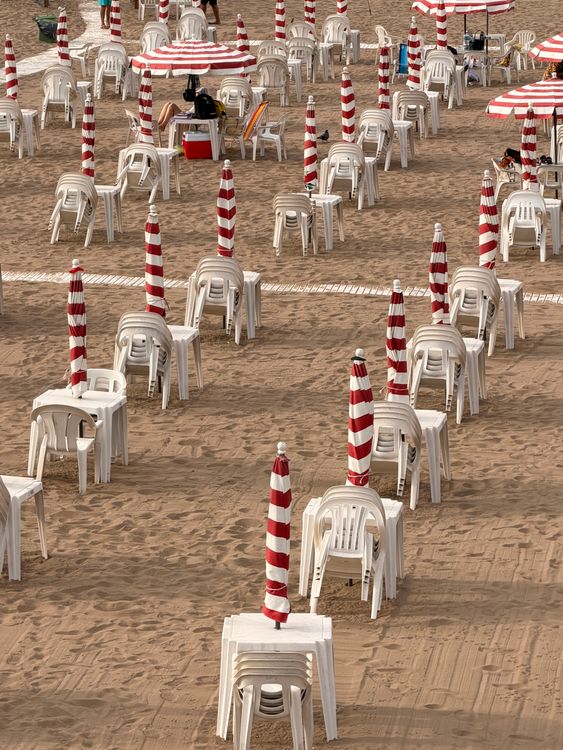 Une plage avec ses chaises longues, transats et parasols foto de Une plage avec ses chaises longues, transats et parasols foto de