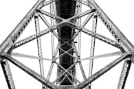 一座钢桁架桥以戏剧性的低角度展现出其复杂的建筑框架