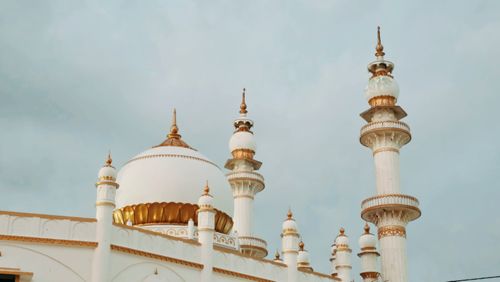 Free Beautiful mosque architecture with domes and minarets in a serene setting. Elegant and captivating. Stock Photo