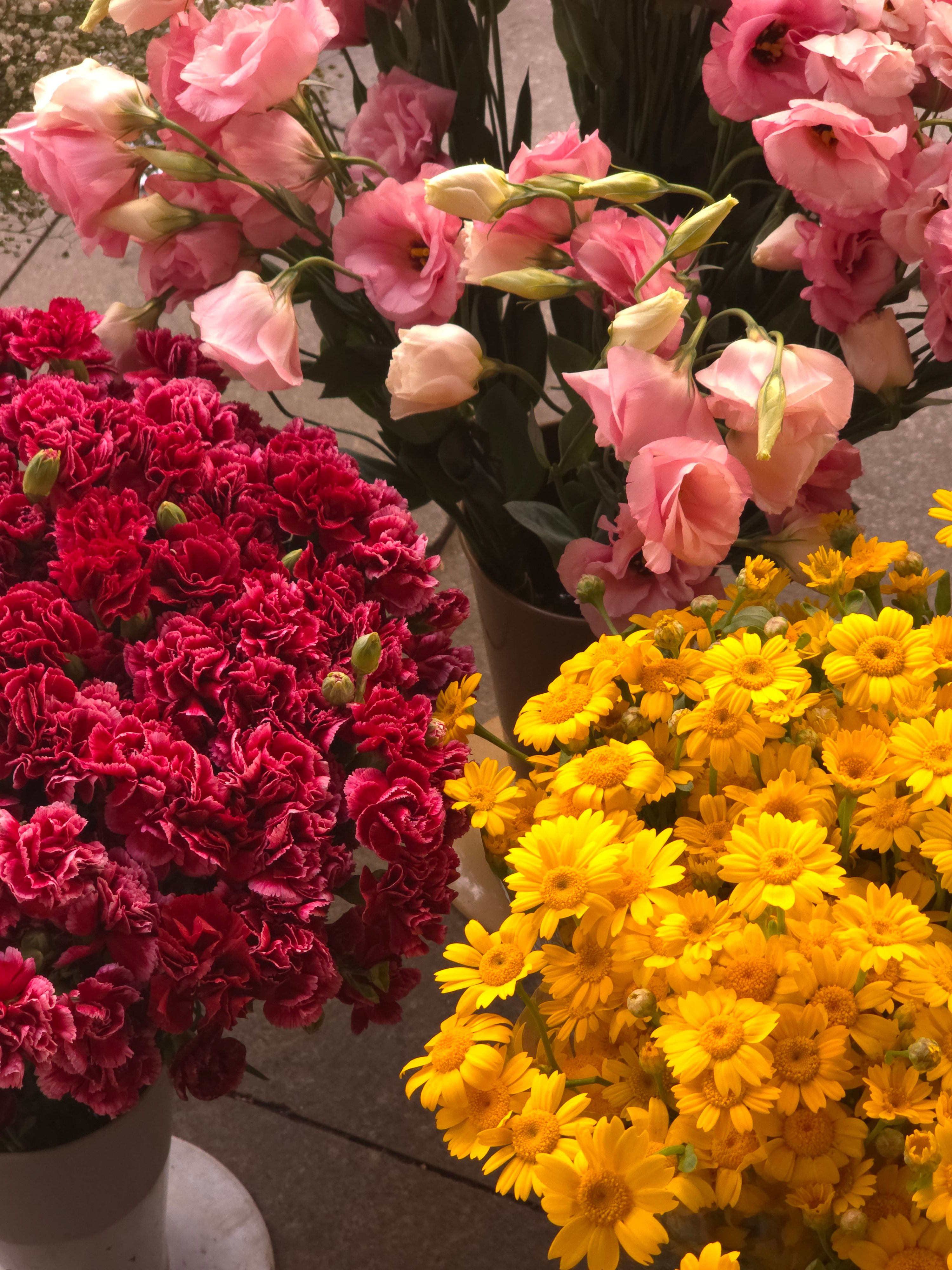 [ColoSach]-colorful-display-of-pink,-red,-and-yellow-flowers-in-a-market-setting-in-i̇stanbul.