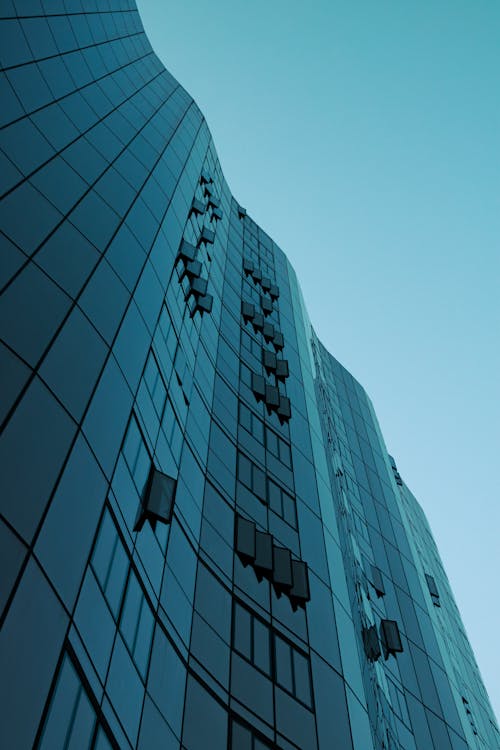 бесплатная Высотное здание с белыми и голубыми стенами Стоковое фото