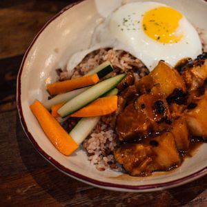 Rice bowl topped with glazed chicken and vegetables, photo by Josh Eleazar on Pexels