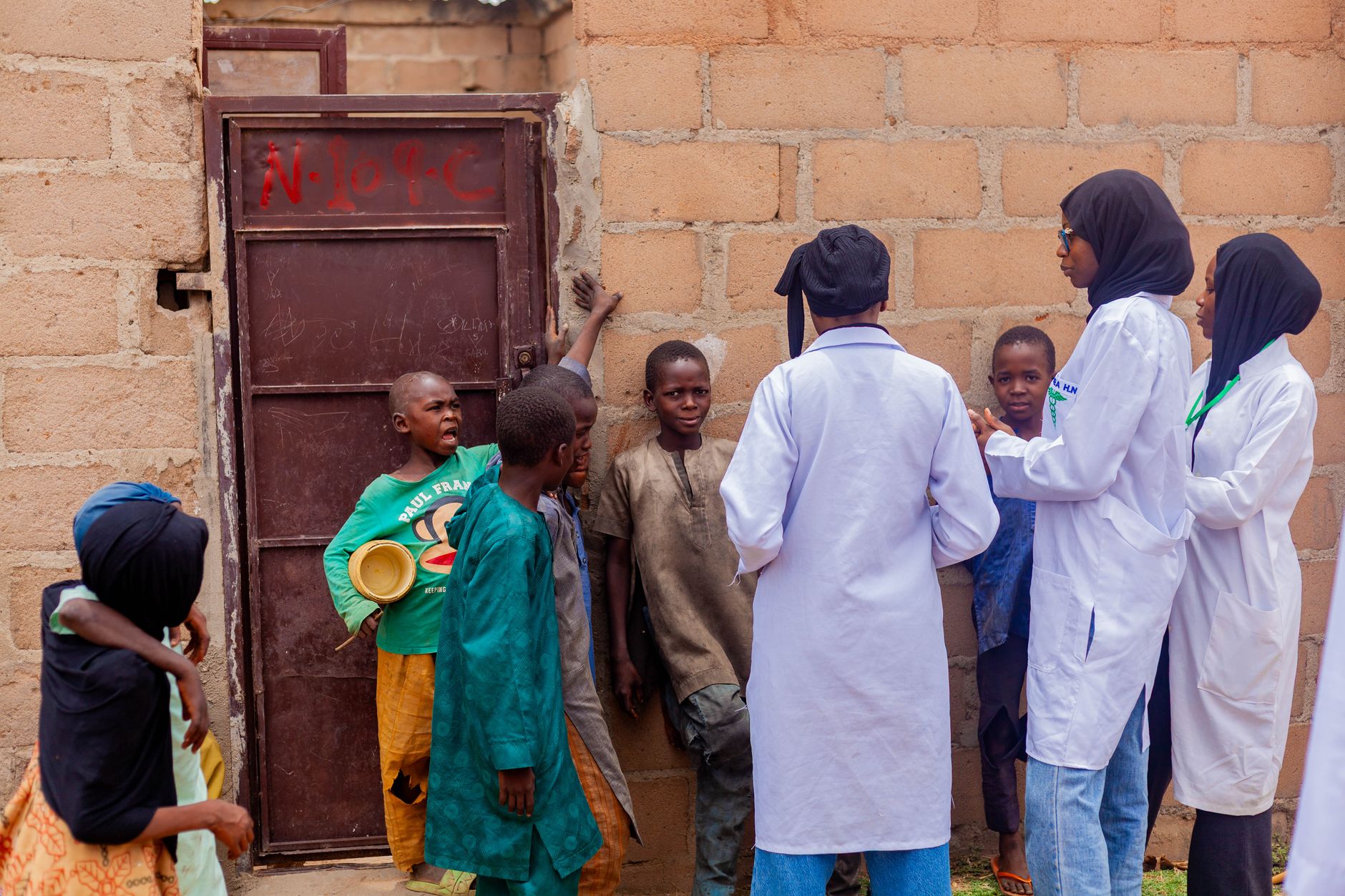 Ebola salgını için koruyucu kıyafet giyen sağlık çalışanları