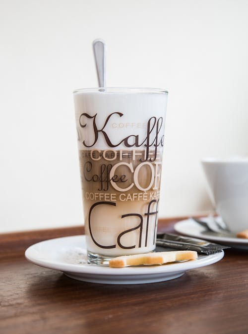 무료 접시에 유리 커피 컵 스톡 사진
