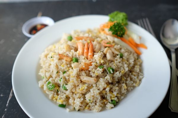 Arroz frito con huevo y guisantes