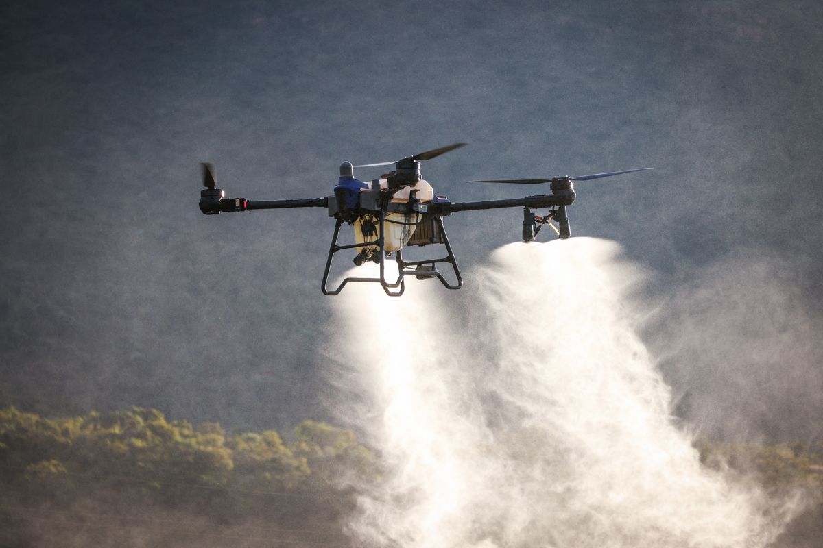 Dron agrícola de precisión sobrevolando un cultivo