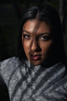 这是一幅引人注目的女性肖像，面部的光影效果极具戏剧性