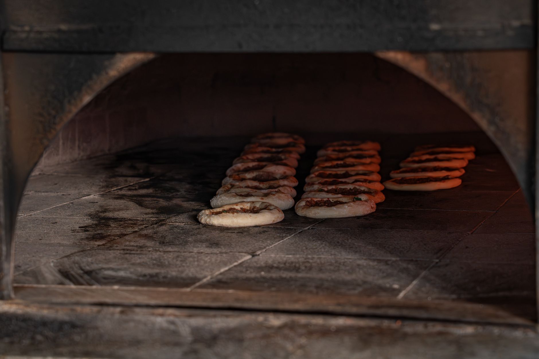 Focacce cotte in forno di pietra