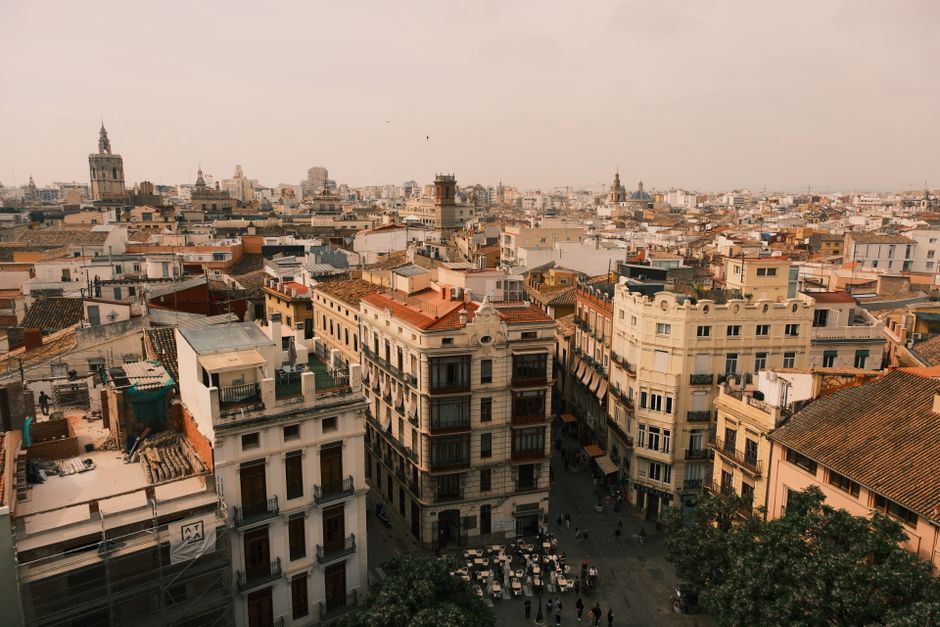 Impresionante vista aérea del paisaje urbano histórico de Valencia, con su arquitectura emblemática, bajo un cielo cálido.