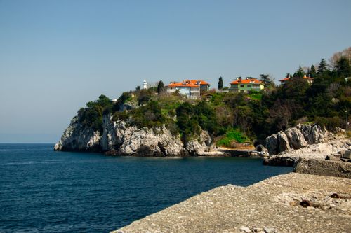 Free Beautiful coastal landscape in Zonguldak, Türkiye featuring rocky cliffs and vibrant houses. Stock Photo