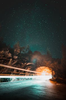 充满活力的星光点亮了隧道入口，动态的光轨增强了效果，营造出宇宙般的场景