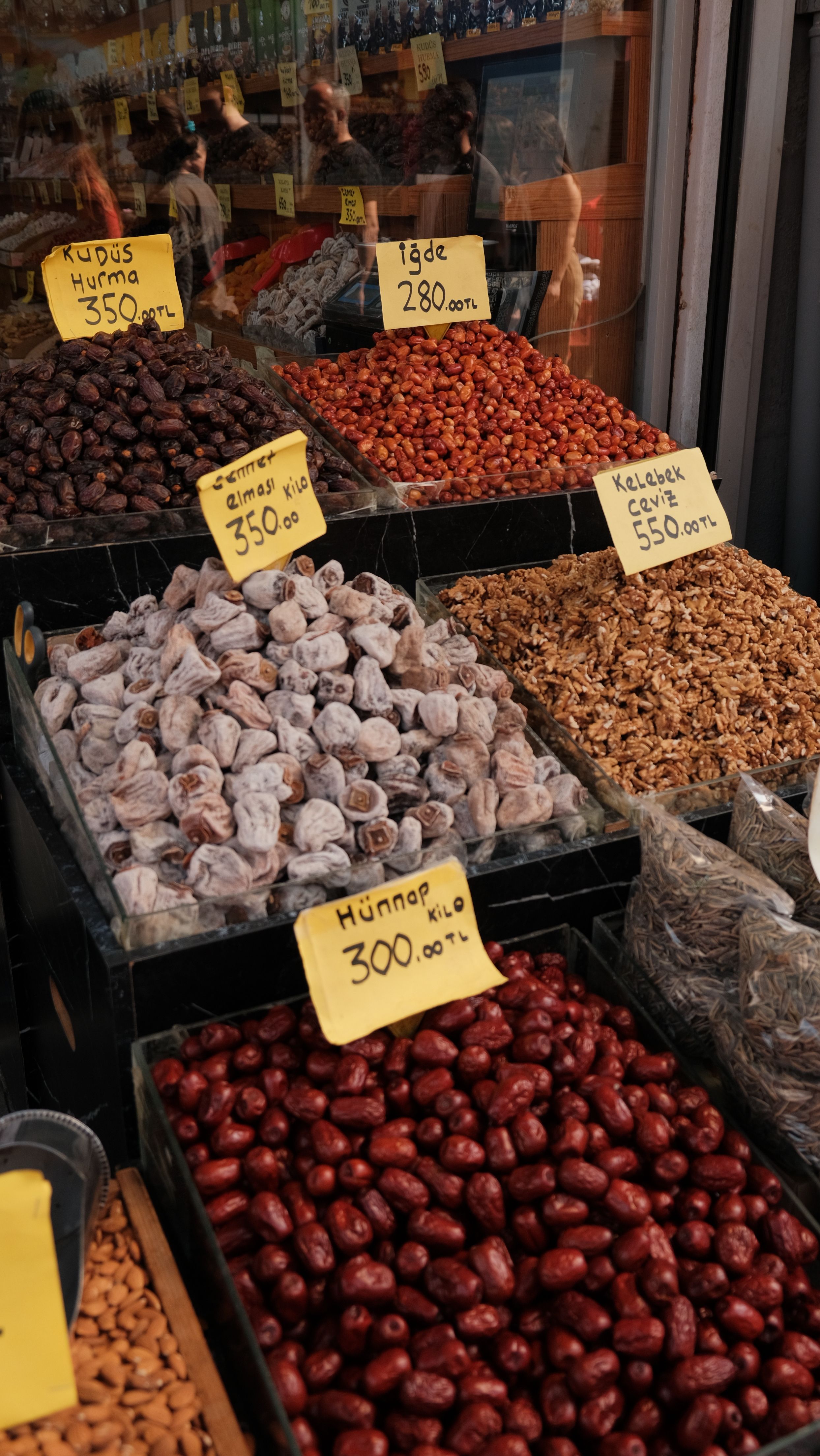 Vibrant selection of dried fruits at a market in İzmir, Türkiye, showcasing local flavors. - best dry fruits for health benefits