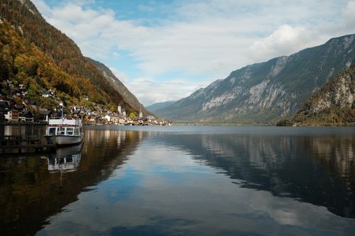 Free Picturesque autumn scenery of Hallstatt, Austria with serene lake and mountain backdrop. Stock Photo
