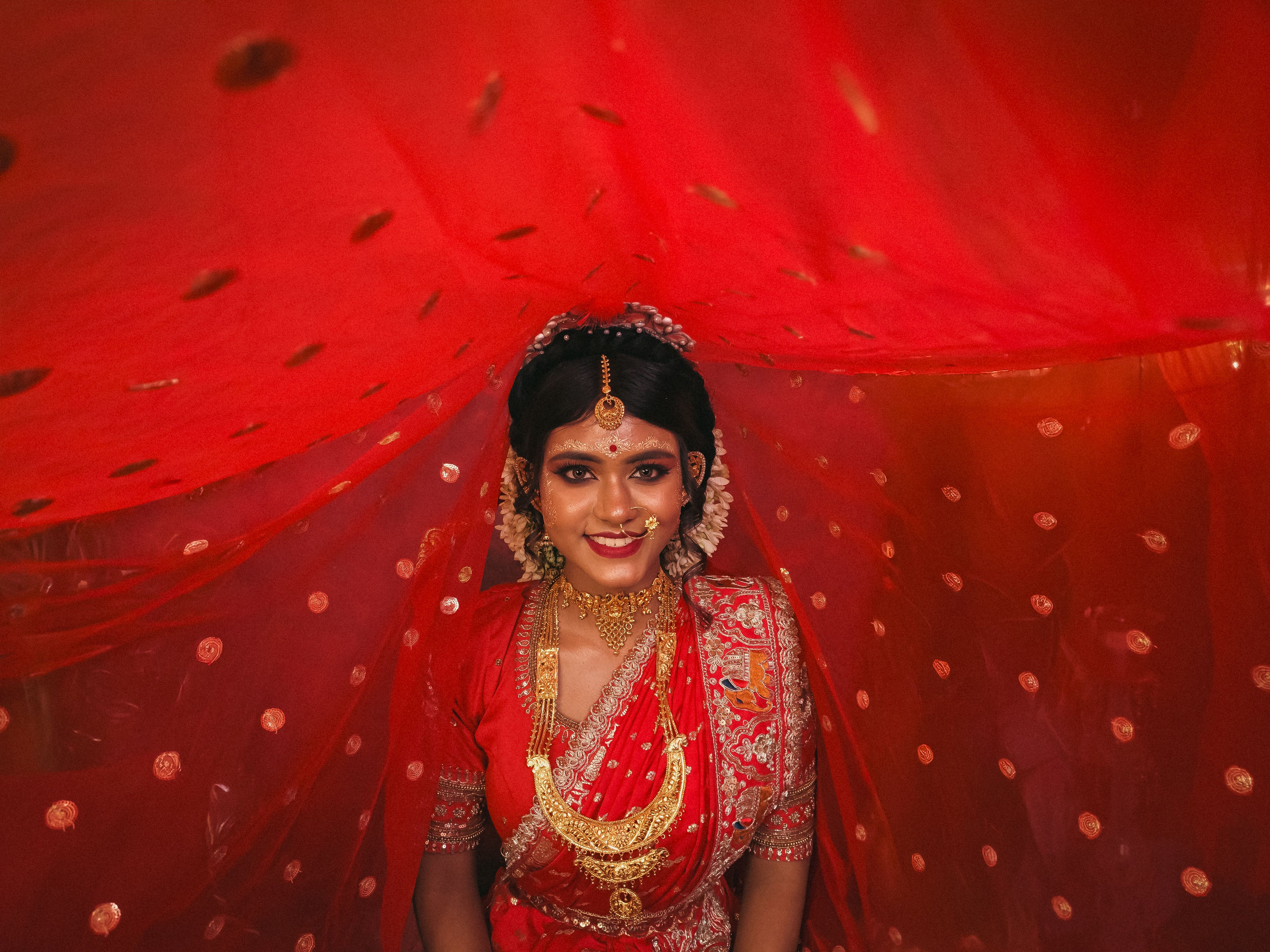 Red And Gold Indian Wedding Dress Photos, Download The BEST Free Red And Gold  Indian Wedding Dress Stock Photos & HD Images