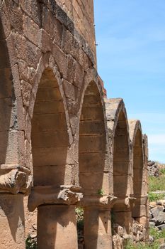 Detailed view of ancient stone arches in Bosra, showcasing classical architecture.