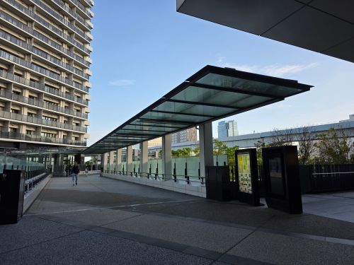 Free A sleek urban walkway with modern architecture and blue sky background. Stock Photo