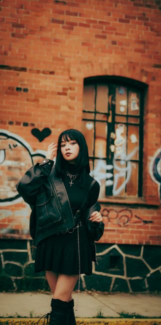 Jaket kulit oversize sama rok plisket, serba hitam kayak biasa. kayaknya ini emang gaya aku sekarang 🖤
#ootdindo #black #leatherjacket #skirt