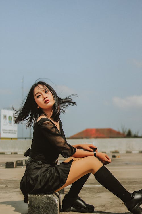 Gratis Wanita Mengenakan Atasan Hitam Dan Rok Hitam Foto Stok